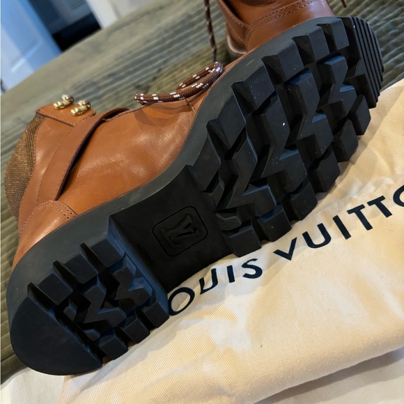 SOLD! Louis Vuitton Boots size 8 - Picture 5 of 10